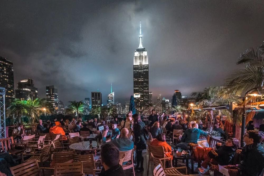 fifth rooftop bar com vistas para o empire state building