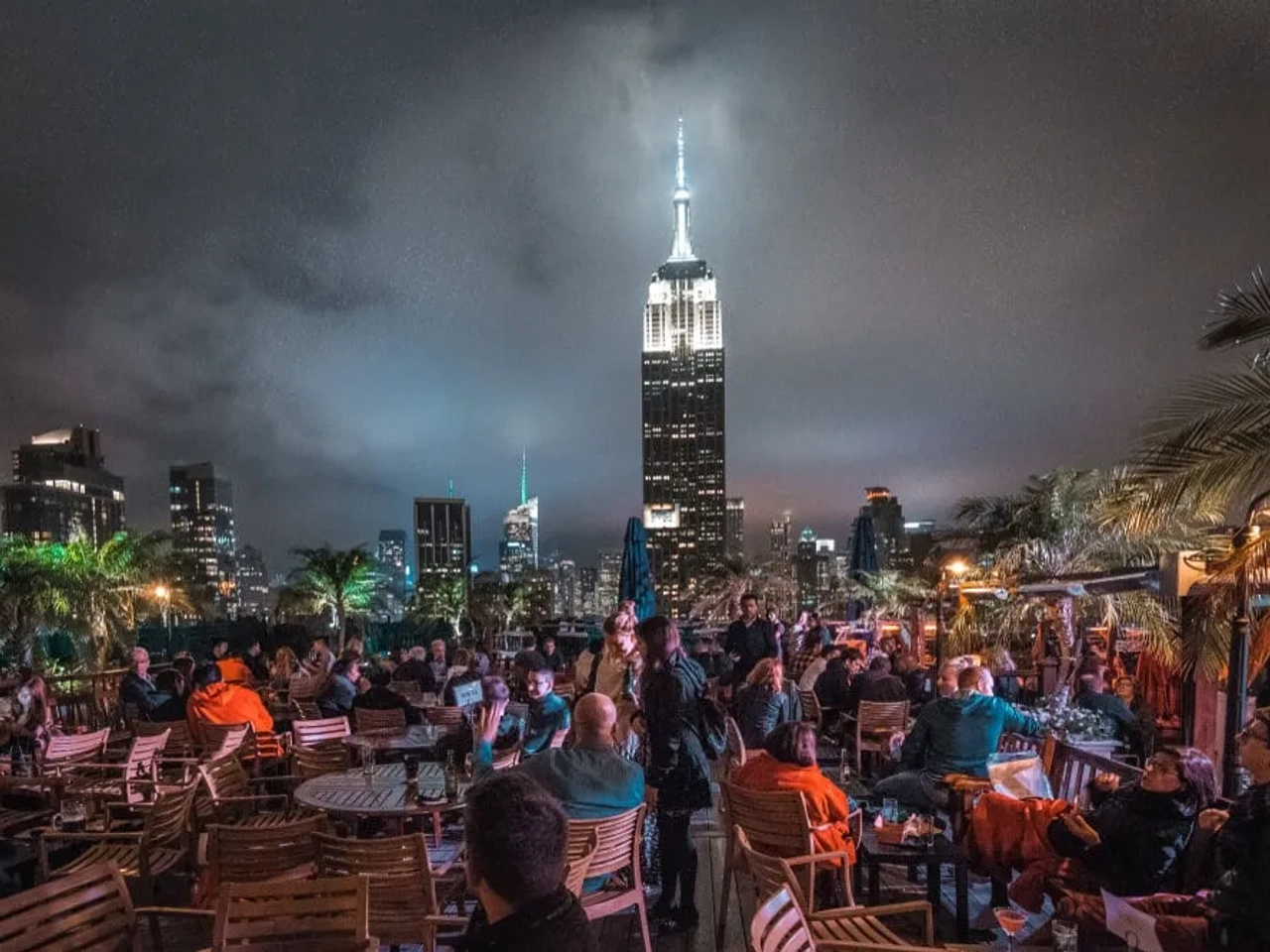 fifth rooftop bar com vistas para o empire state building