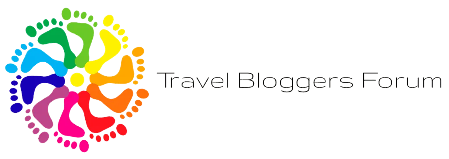 Logo colorido del Travel Bloggers Forum con huellas de pies.