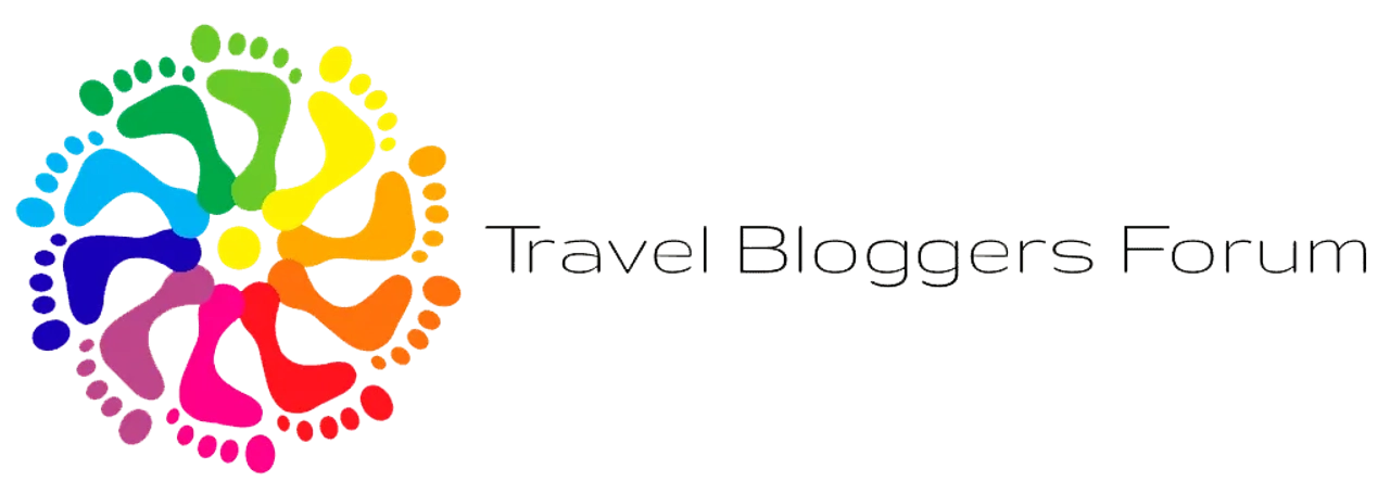 Logo colorido del Travel Bloggers Forum con huellas de pies.