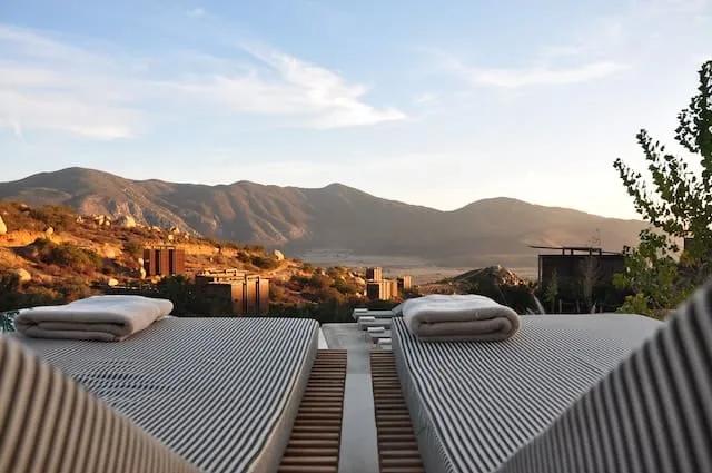 duas espreguiçadeiras ao pôr do sol num alojamento em Encuentro Guadalupe, El Porvenir, Mexico