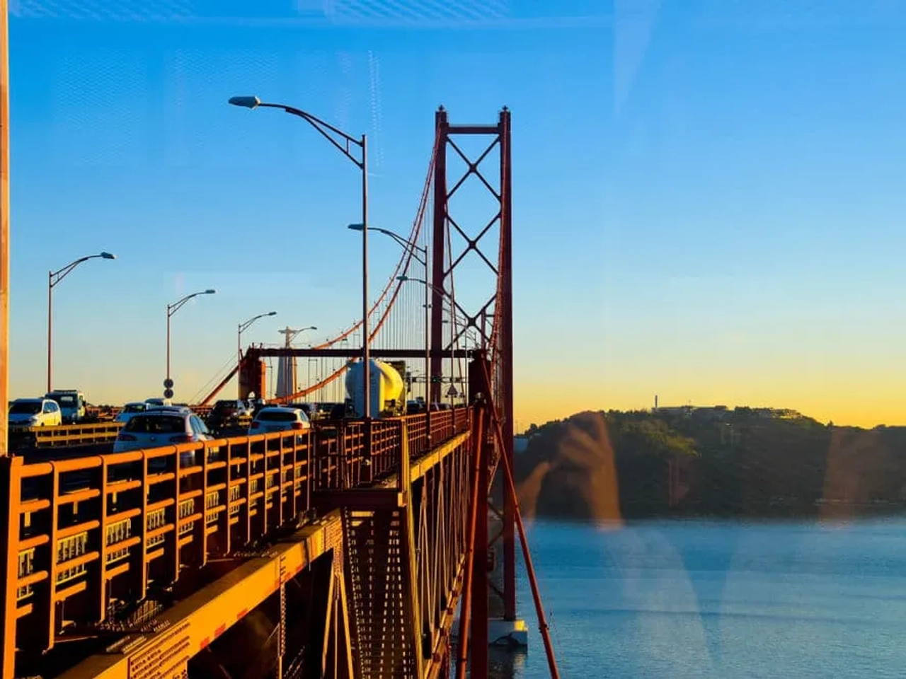 ponte 25 de abril ao anoitecer
