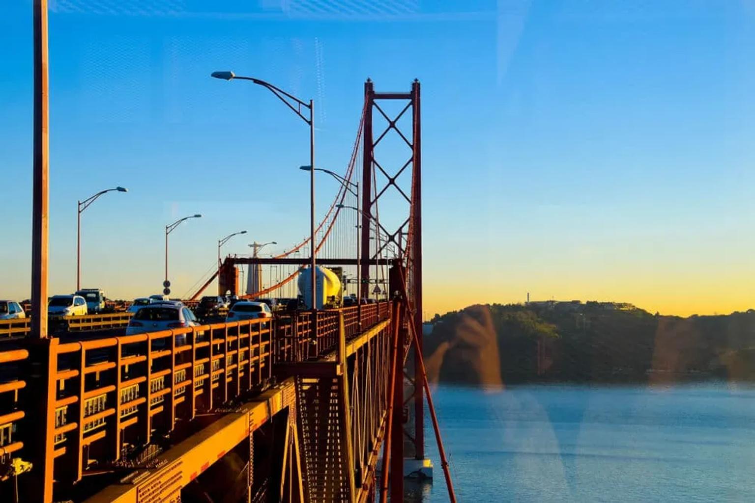 ponte 25 de abril ao anoitecer