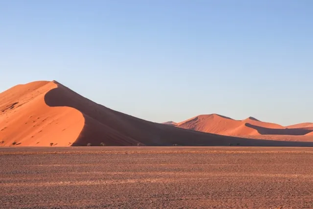 duna com por do sol no deserto do namibe