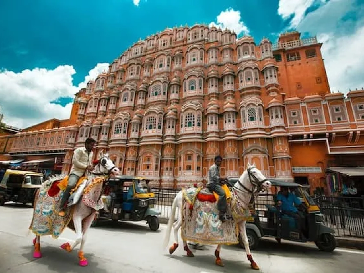 2 homens a montar a cavalo em Hawa Mahal Road, Jaipur, India