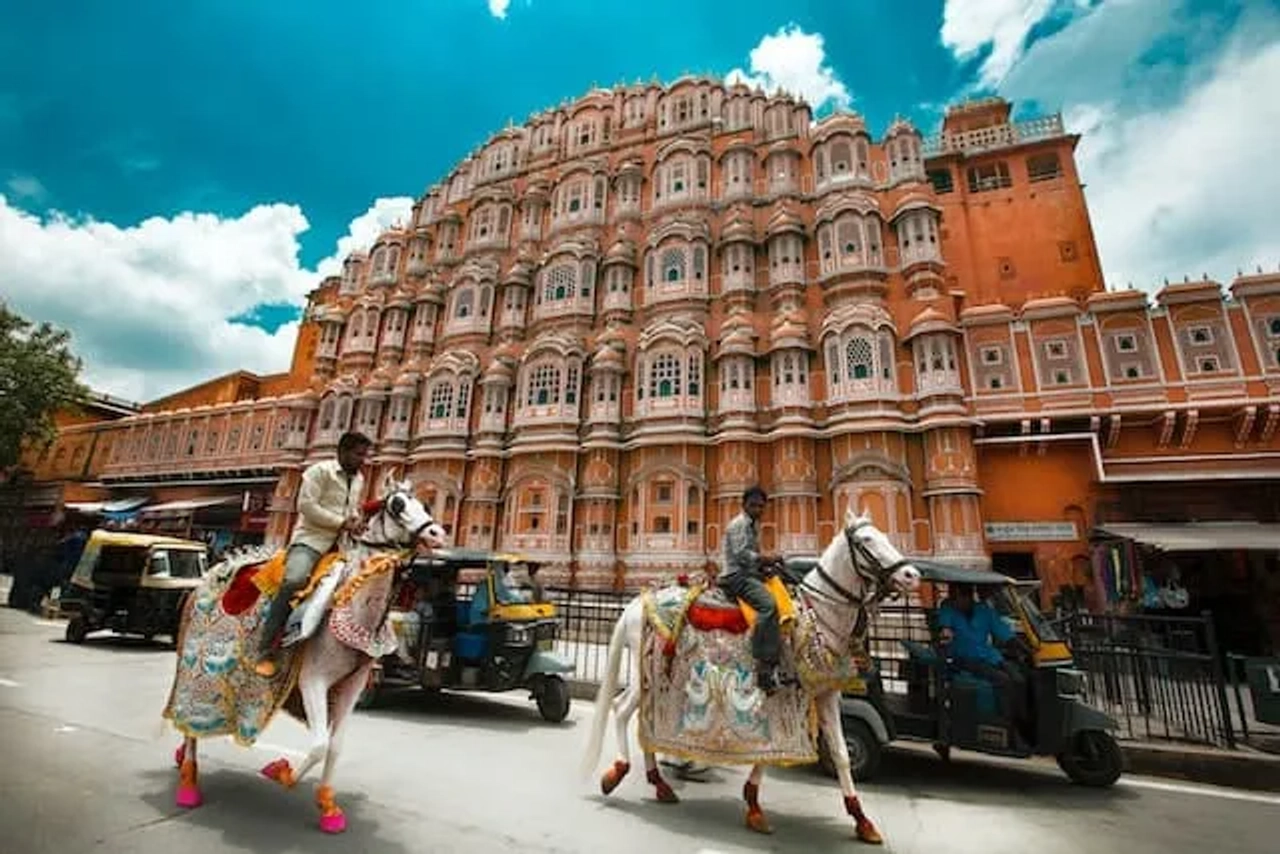 2 homens a montar a cavalo em Hawa Mahal Road, Jaipur, India