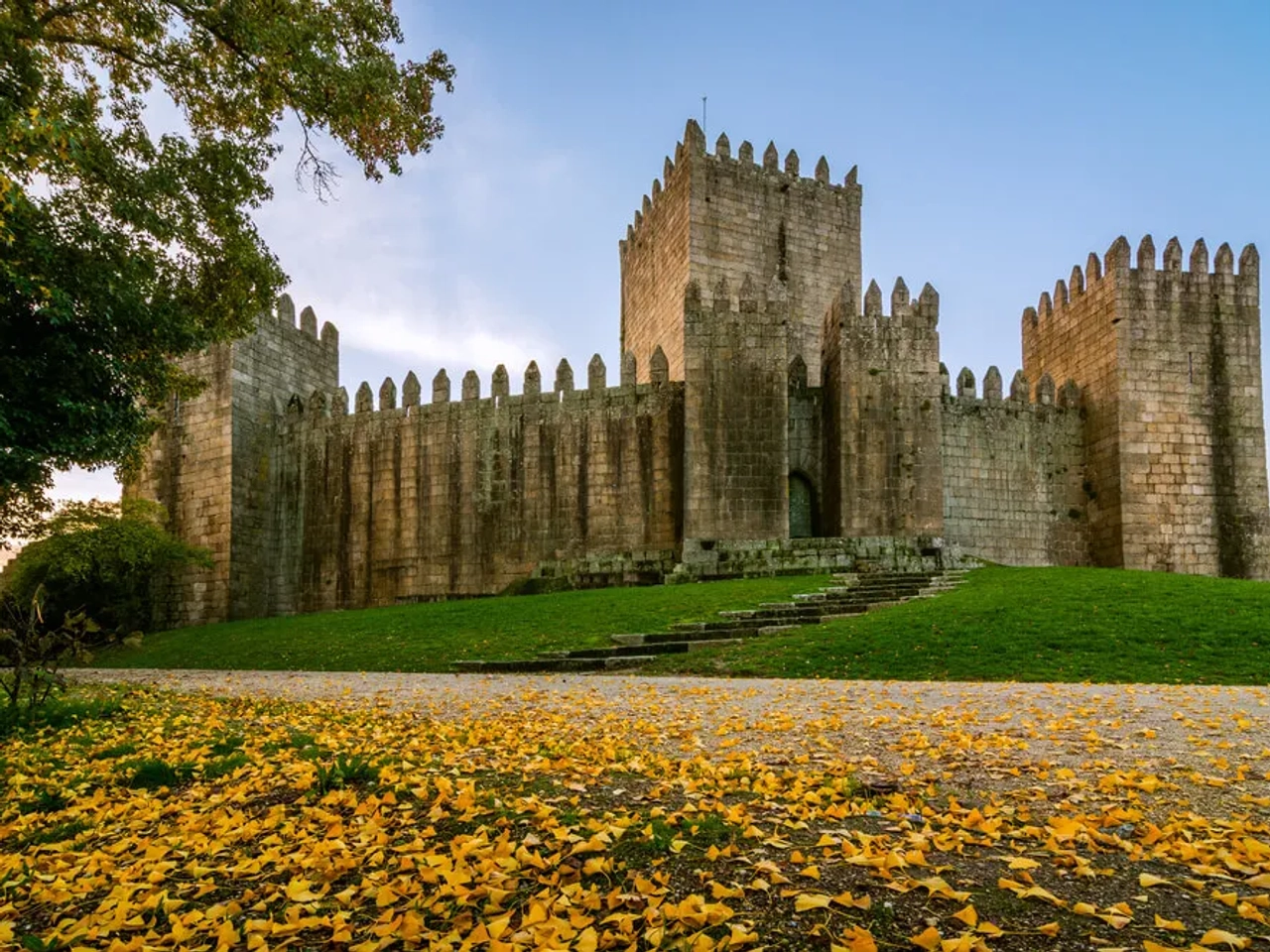 vista do castelo de guimaraes e dos jardins que o rodeiam