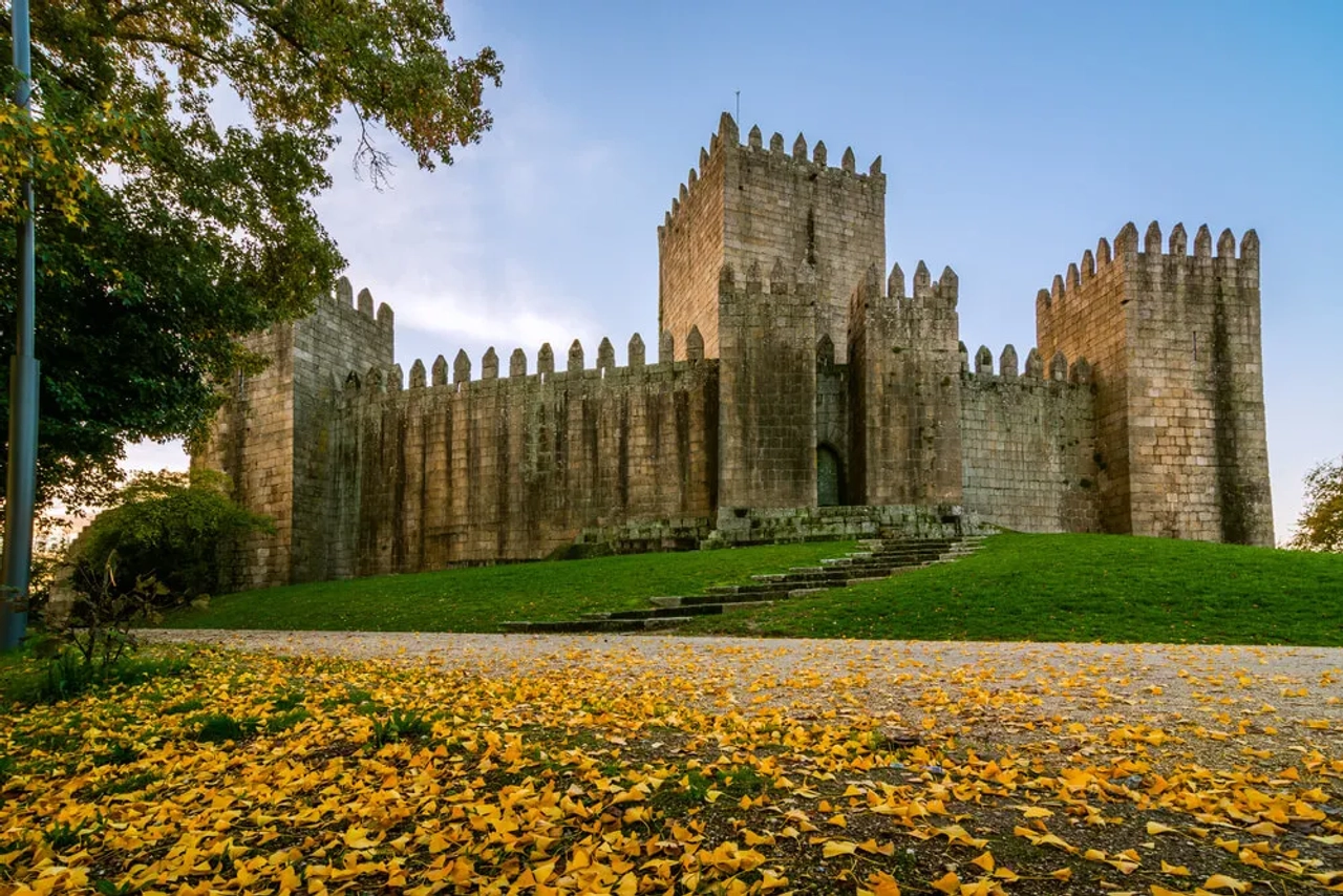 vista do castelo de guimaraes e dos jardins que o rodeiam