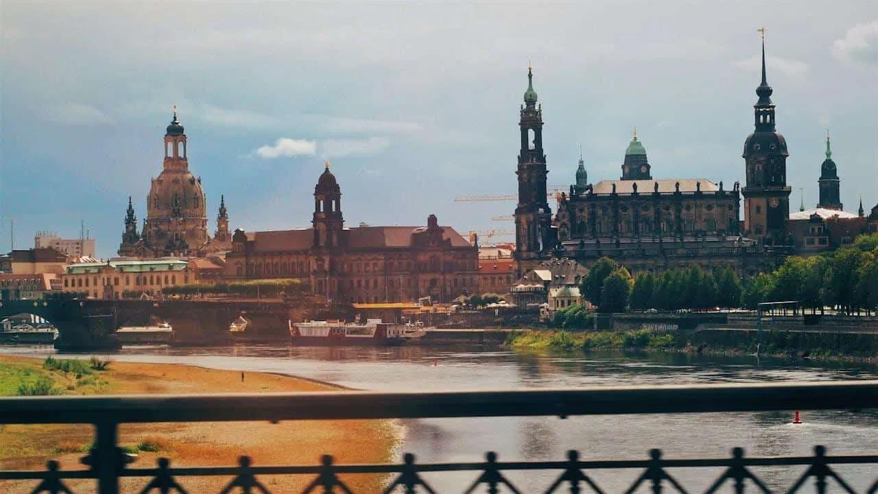 Vista da cidade de Dresden, com seus edifícios históricos e o rio Elba.