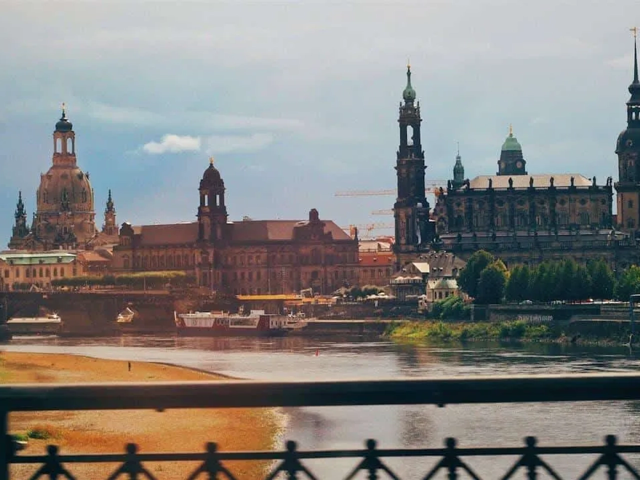 Vista da cidade de Dresden, com seus edifícios históricos e o rio Elba.