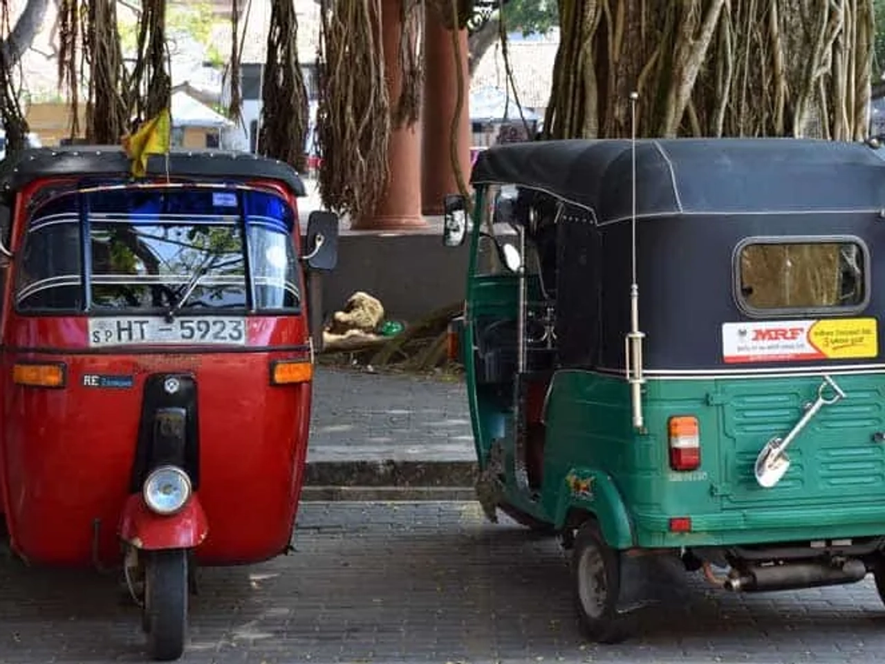 alquilar y conducir tuk-tuk