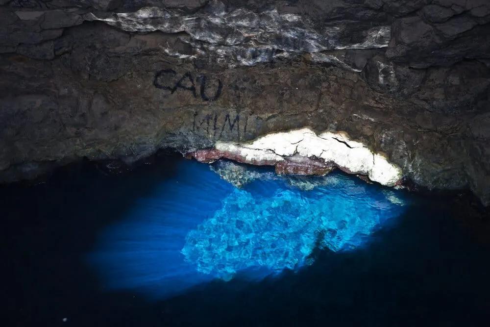 olho azul dentro da buracona ilha do sal cabo verde