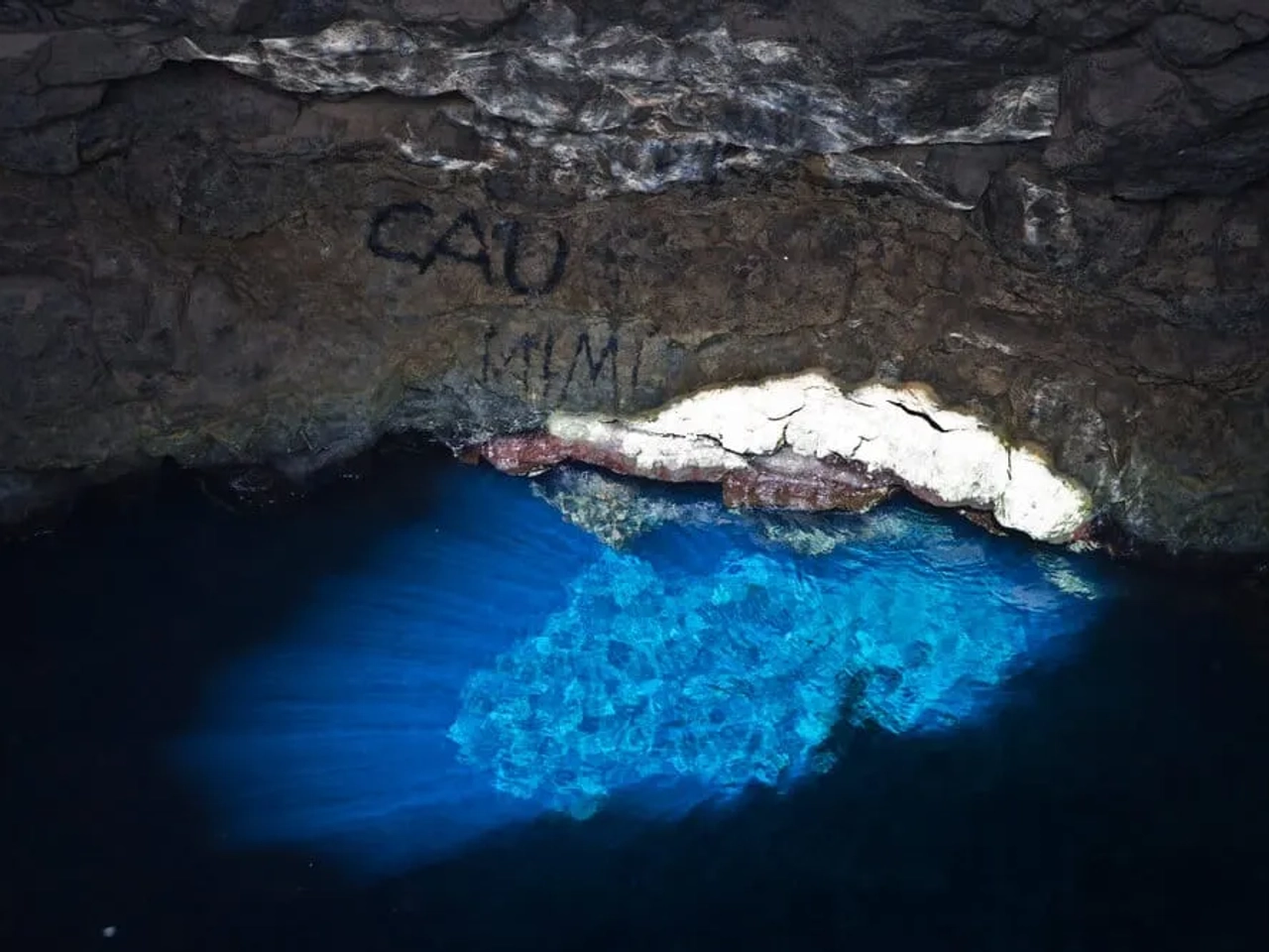 olho azul dentro da buracona ilha do sal cabo verde