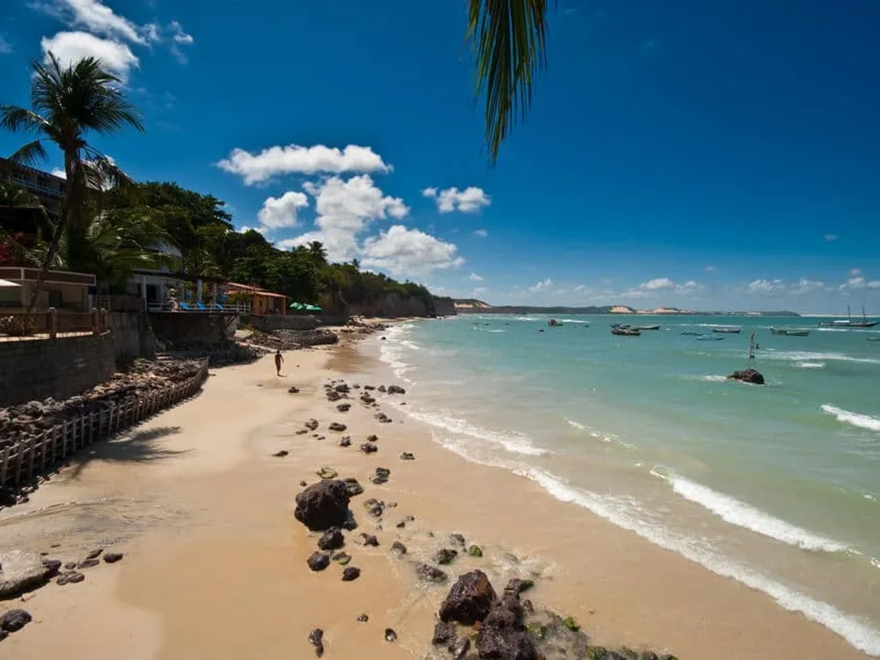 praia de areia fina e agua turquesa
