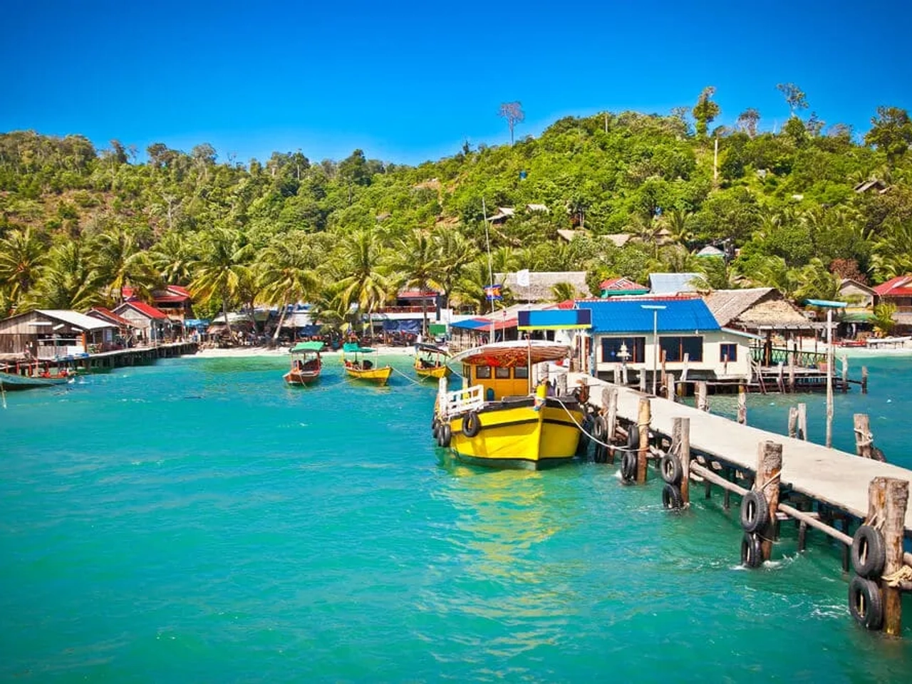 barcos atracados no porto de koh rong