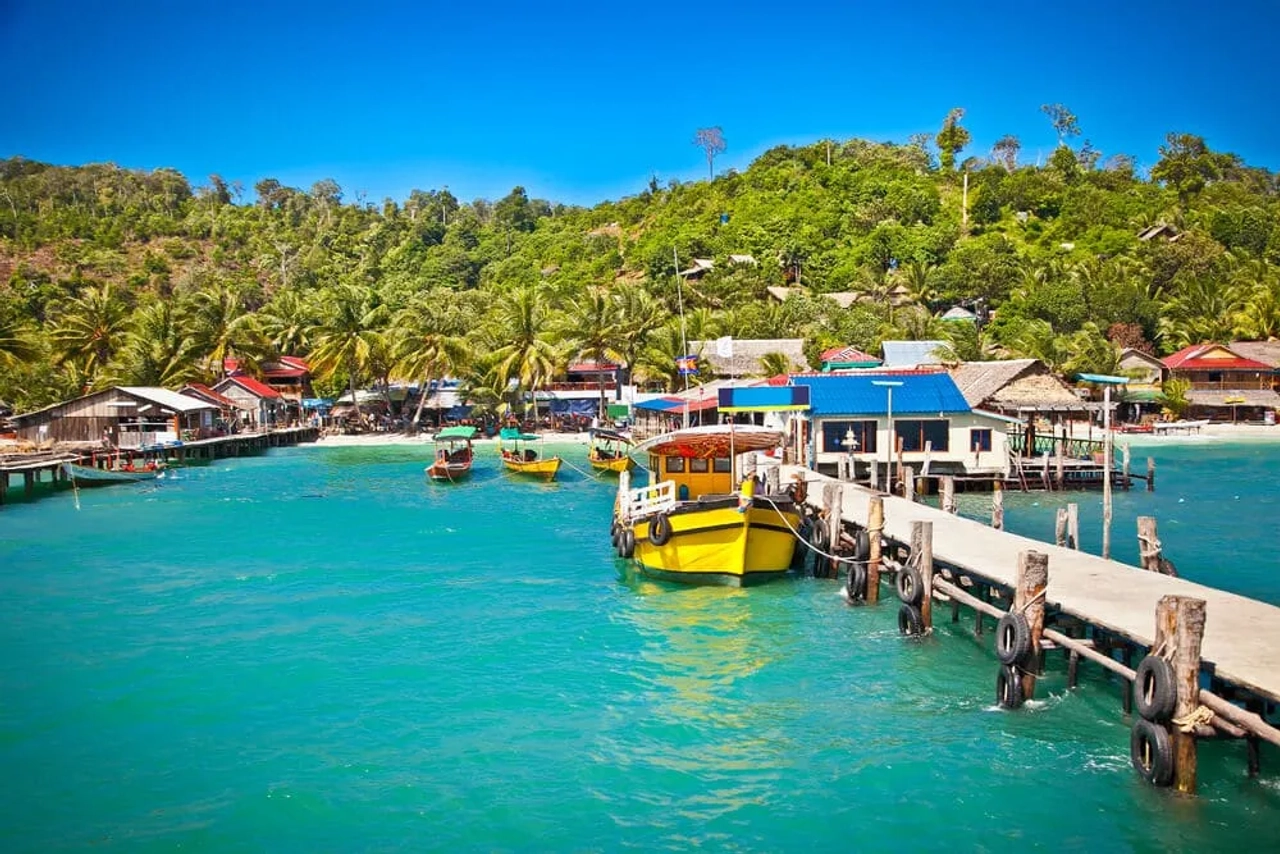 barcos atracados no porto de koh rong