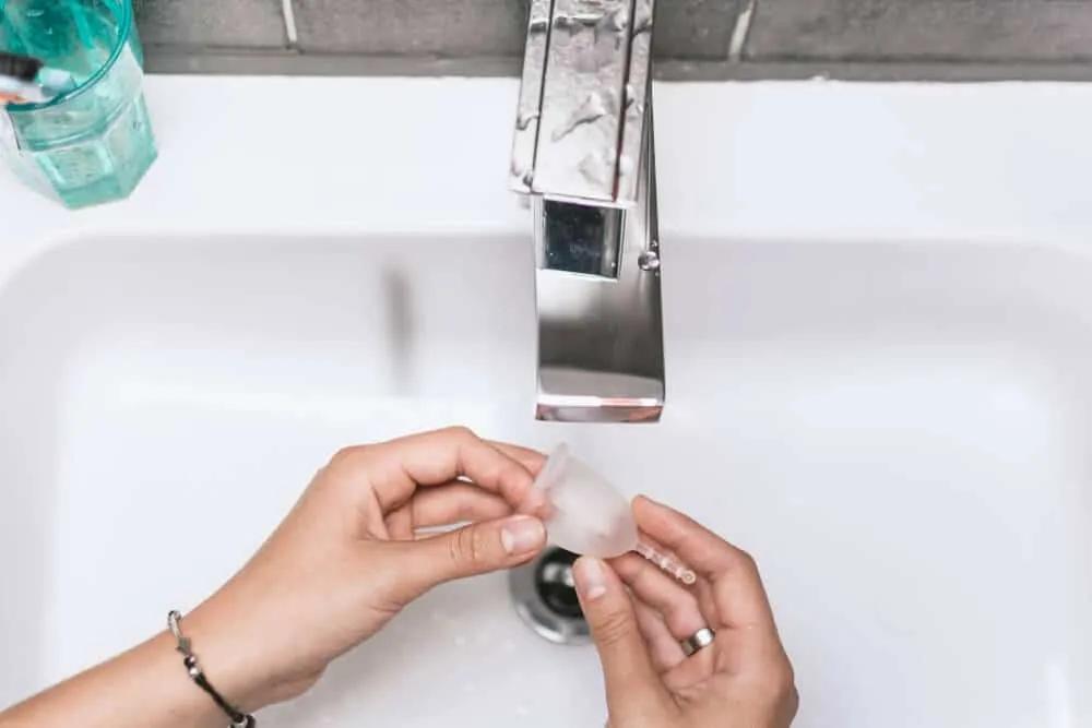 lavar copo menstrual em viagem