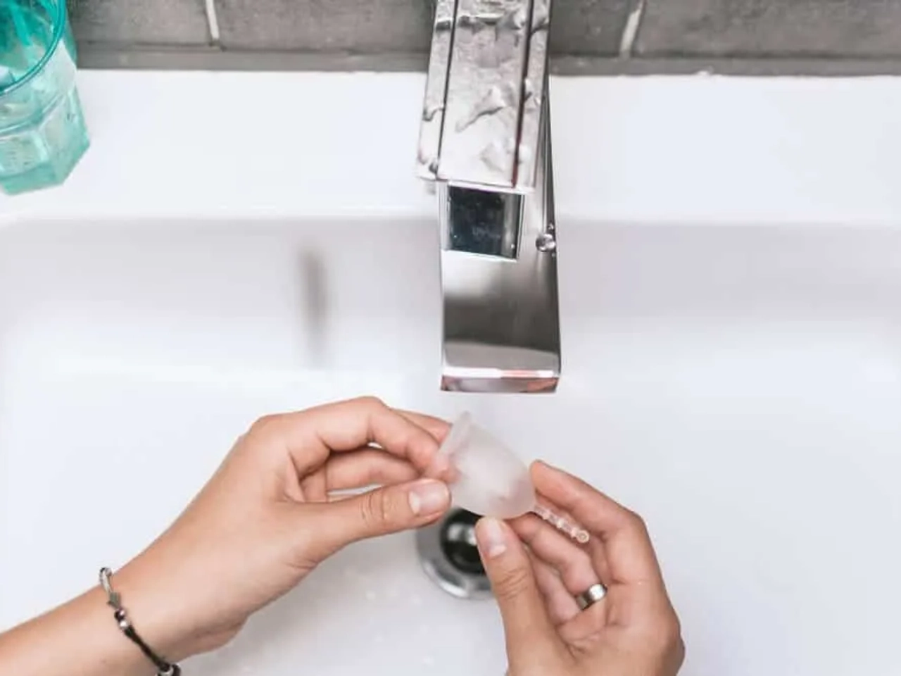 lavar copo menstrual em viagem