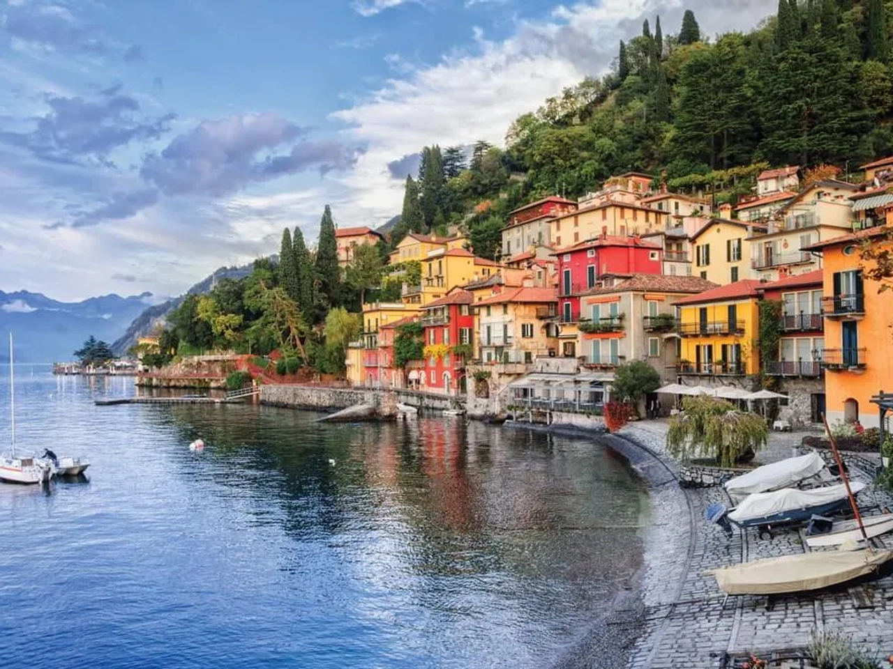 casas coloridas na margem do lago como
