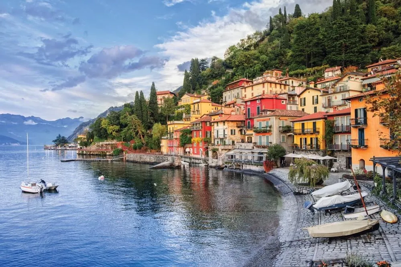 casas coloridas na margem do lago como
