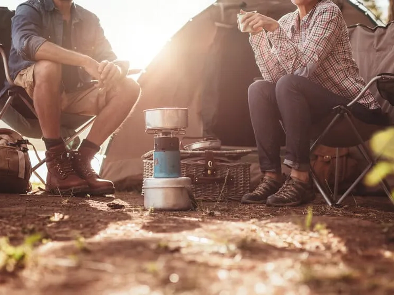duas pessoas no campismo tomam cafe