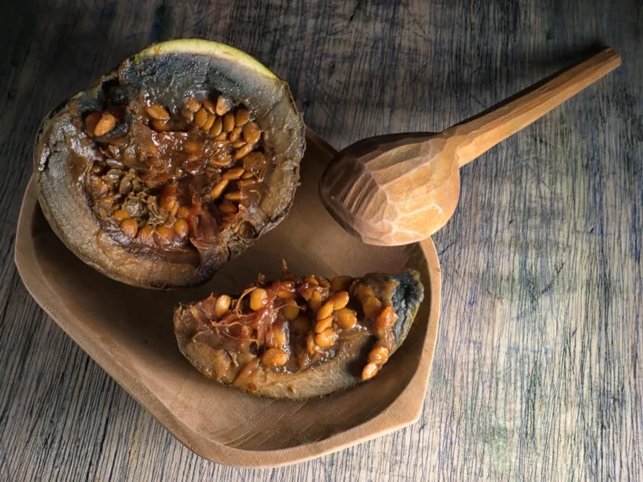 borojo partido a meio com colher de madeira