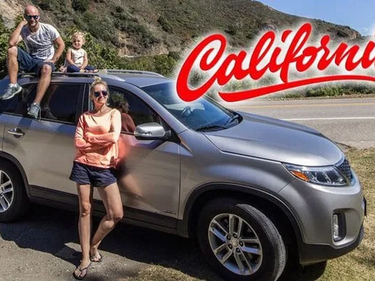 Familia posando junto a un SUV en California, con paisaje natural de fondo.