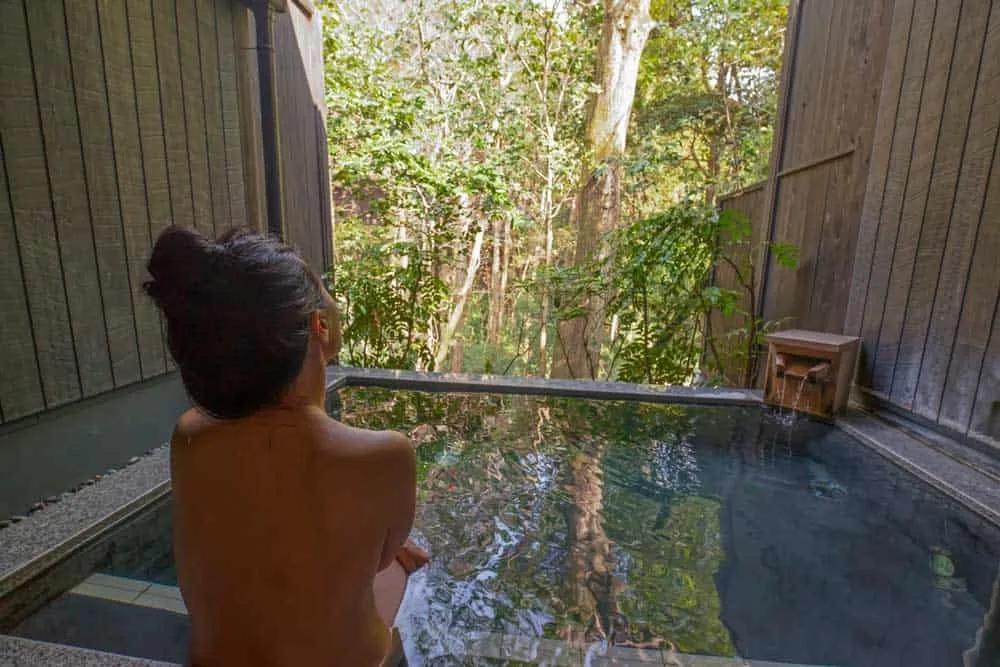 bañarse en un onsen