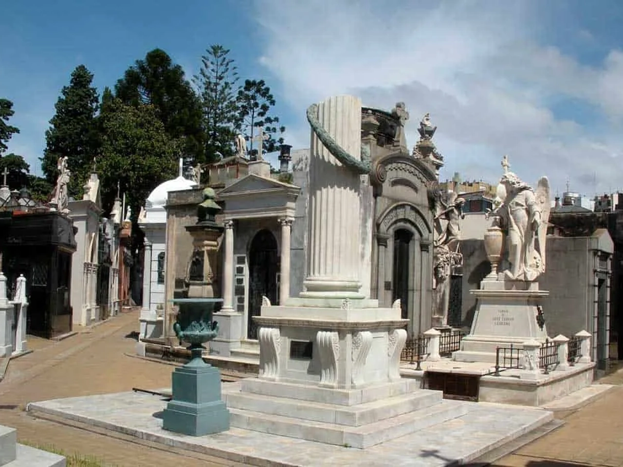 visitar la tumba de Eva Perón en Recoleta