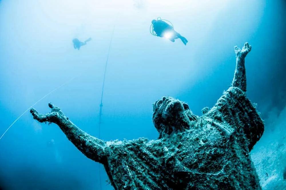 Estátua de Jesus Cristo debaixo de água em Malta