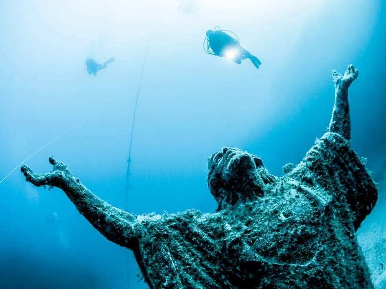 Estátua de Jesus Cristo debaixo de água em Malta