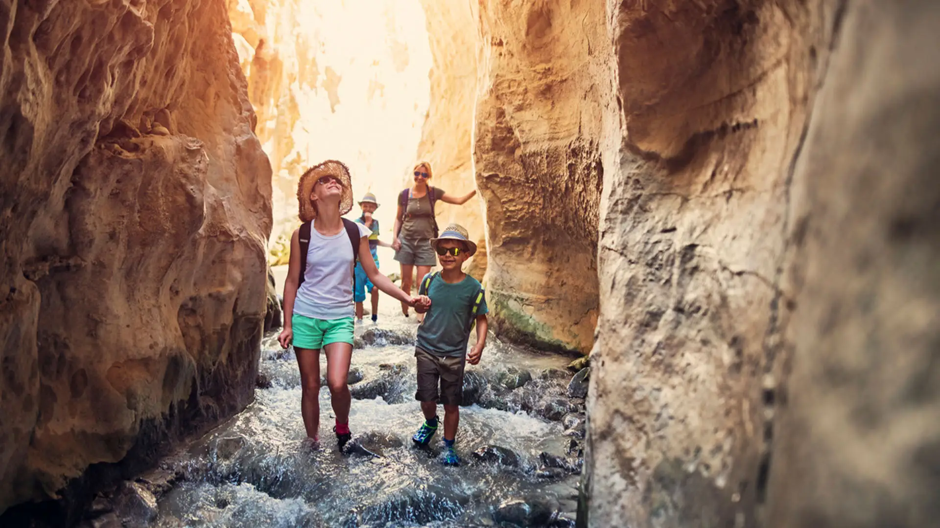Chicas mirando el Empire State de Nueva York