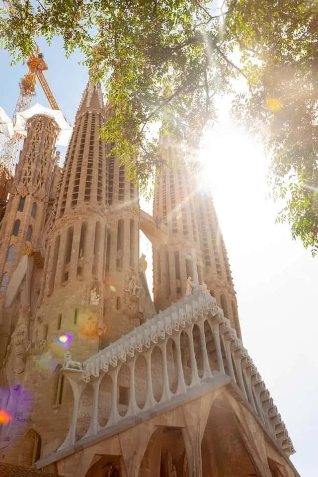 vista de baixo da sagrada familia em barcelona, espanha