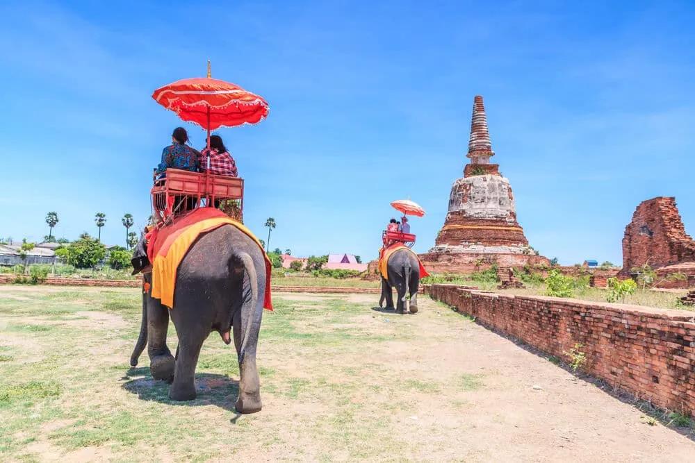 turistas a andar de elefante em Ayutthaya