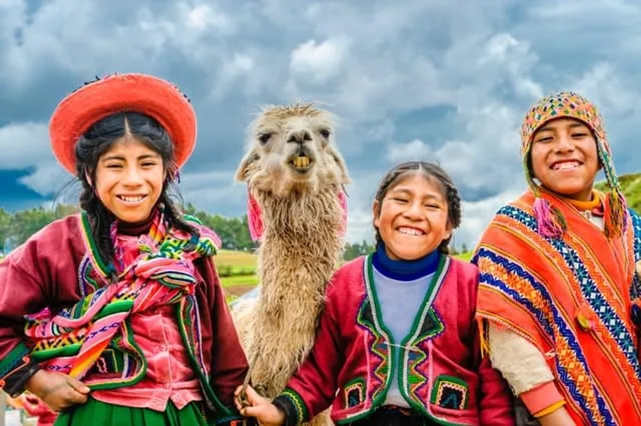 locais e alpaca a sorrir para a fotografia