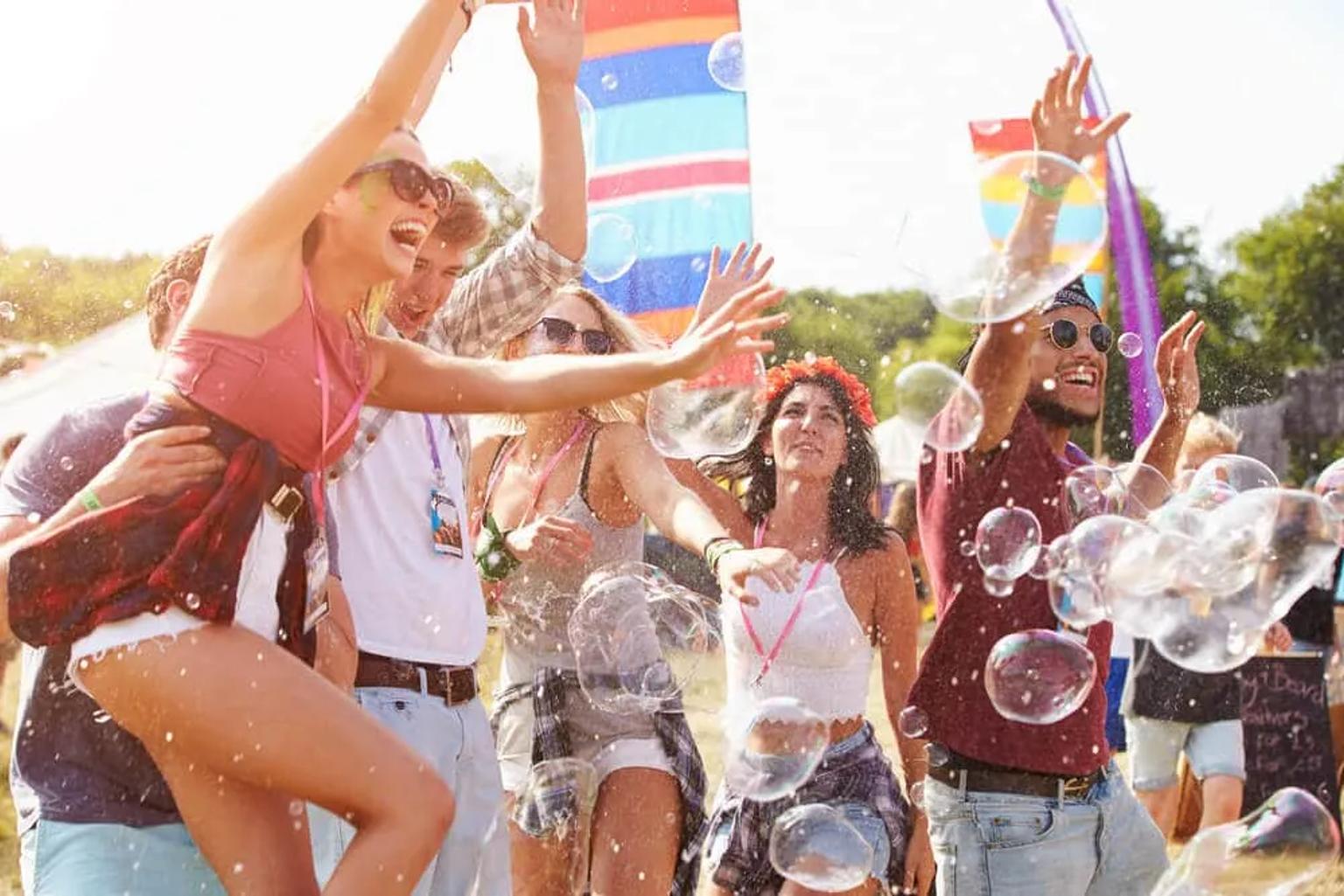amigos a divertirem-se num festival de verao