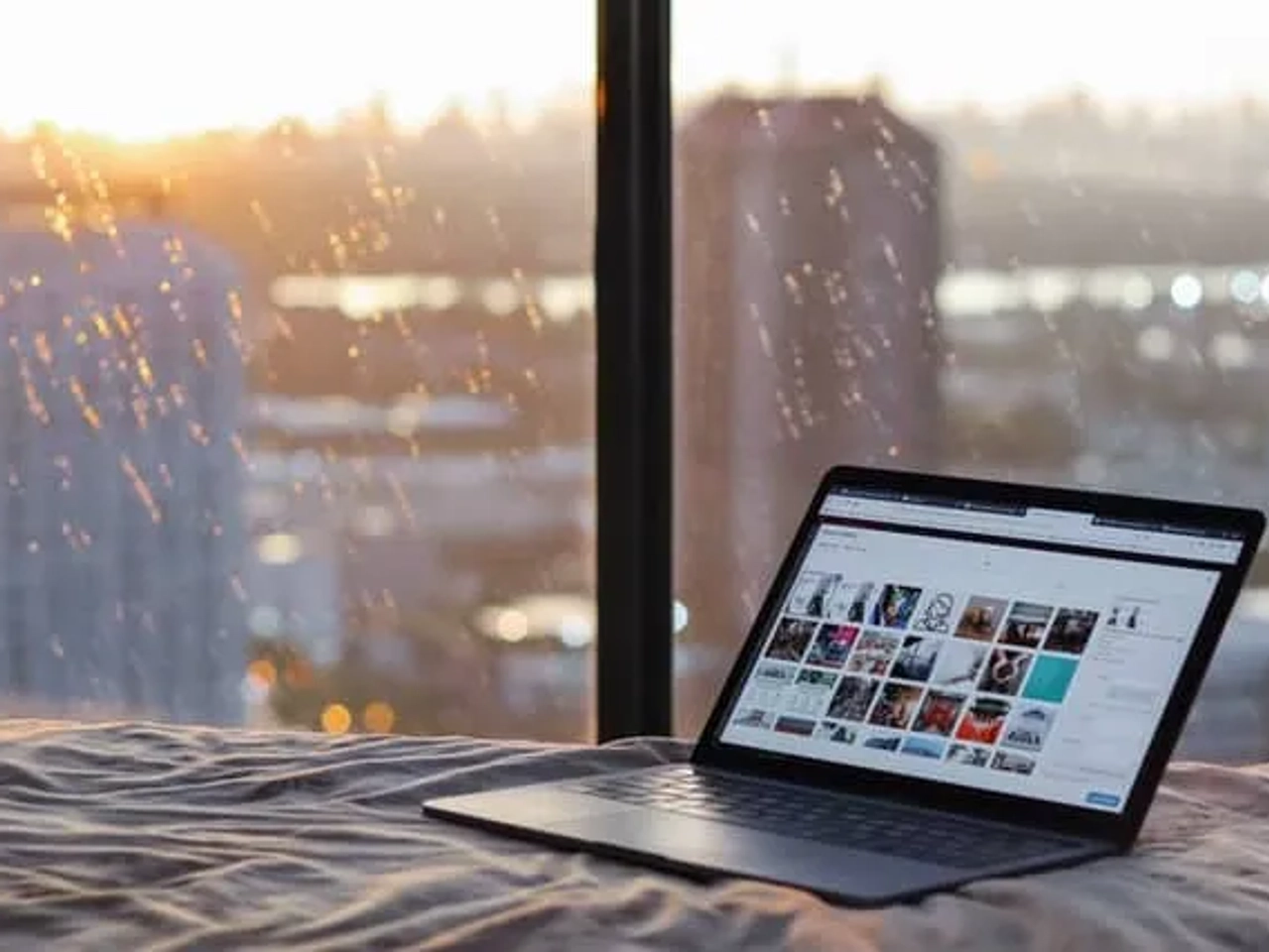 computador preto em cima da cama em bangkok