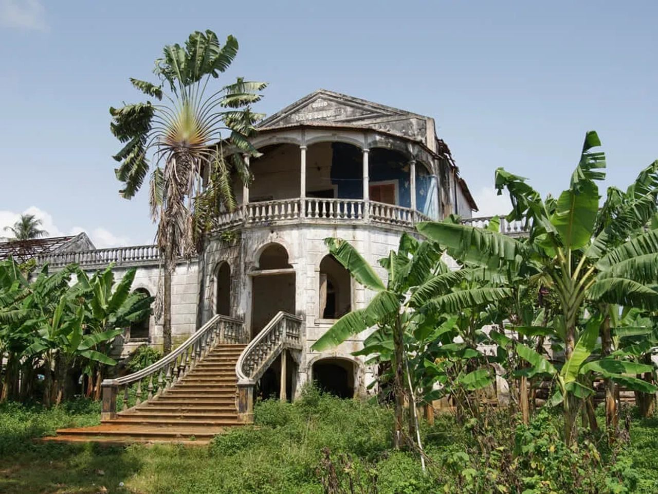 ruinas da roça agua izé com vegetaçao e palmeiras