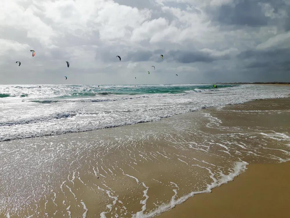 kite surfers na kite beach da ilha do sal