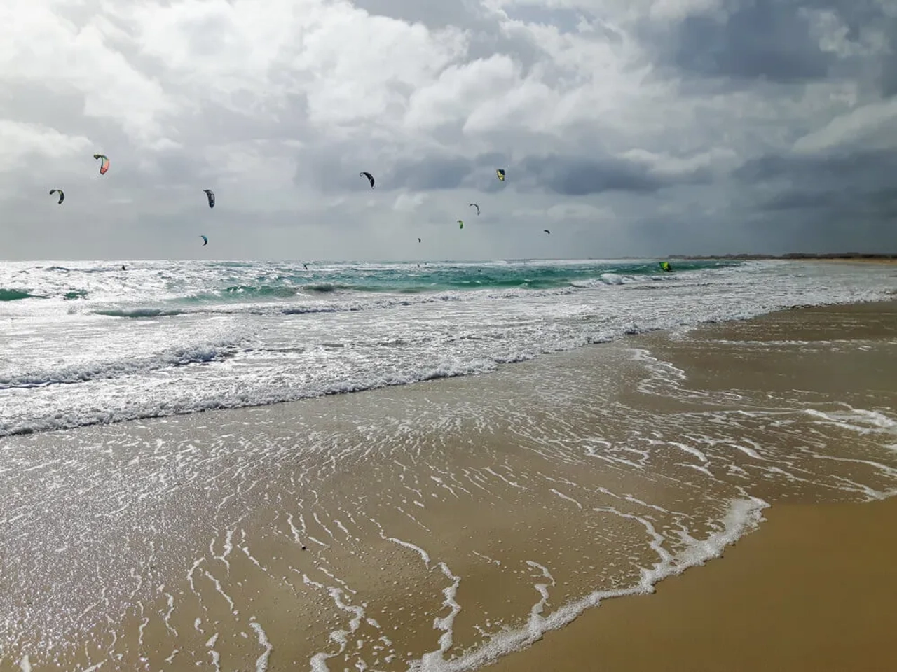 kite surfers na kite beach da ilha do sal