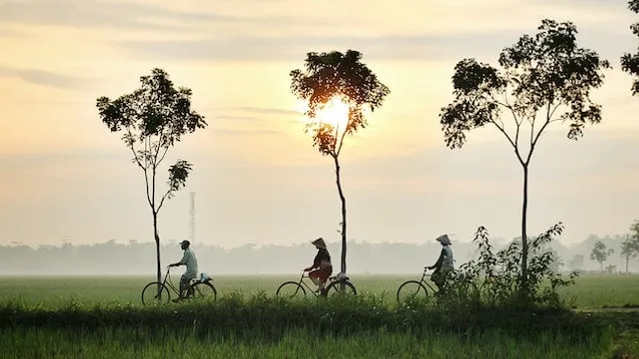 três pessoas a andar de bicicleta em Kebumen na indonesia