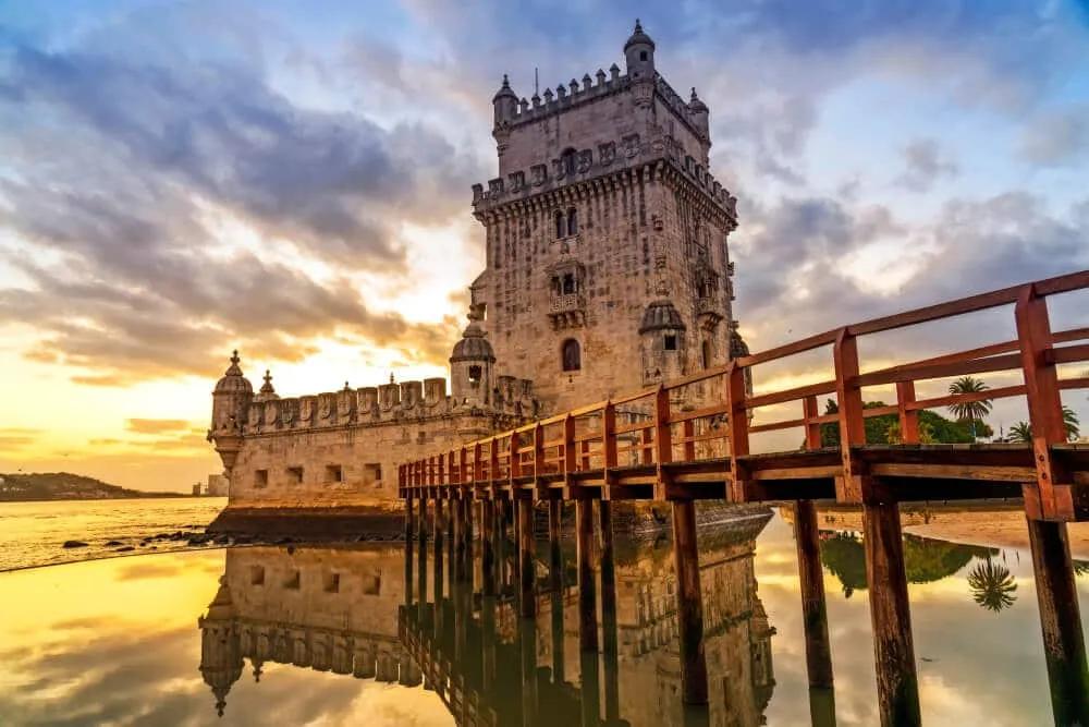 torre de belem ao pôr do sol