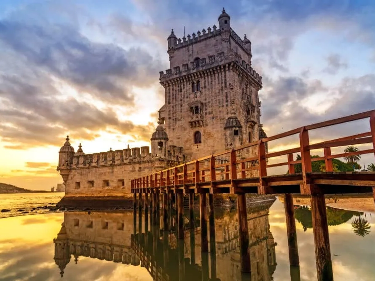 torre de belem ao pôr do sol