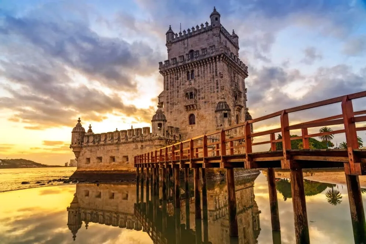 torre de belem ao pôr do sol