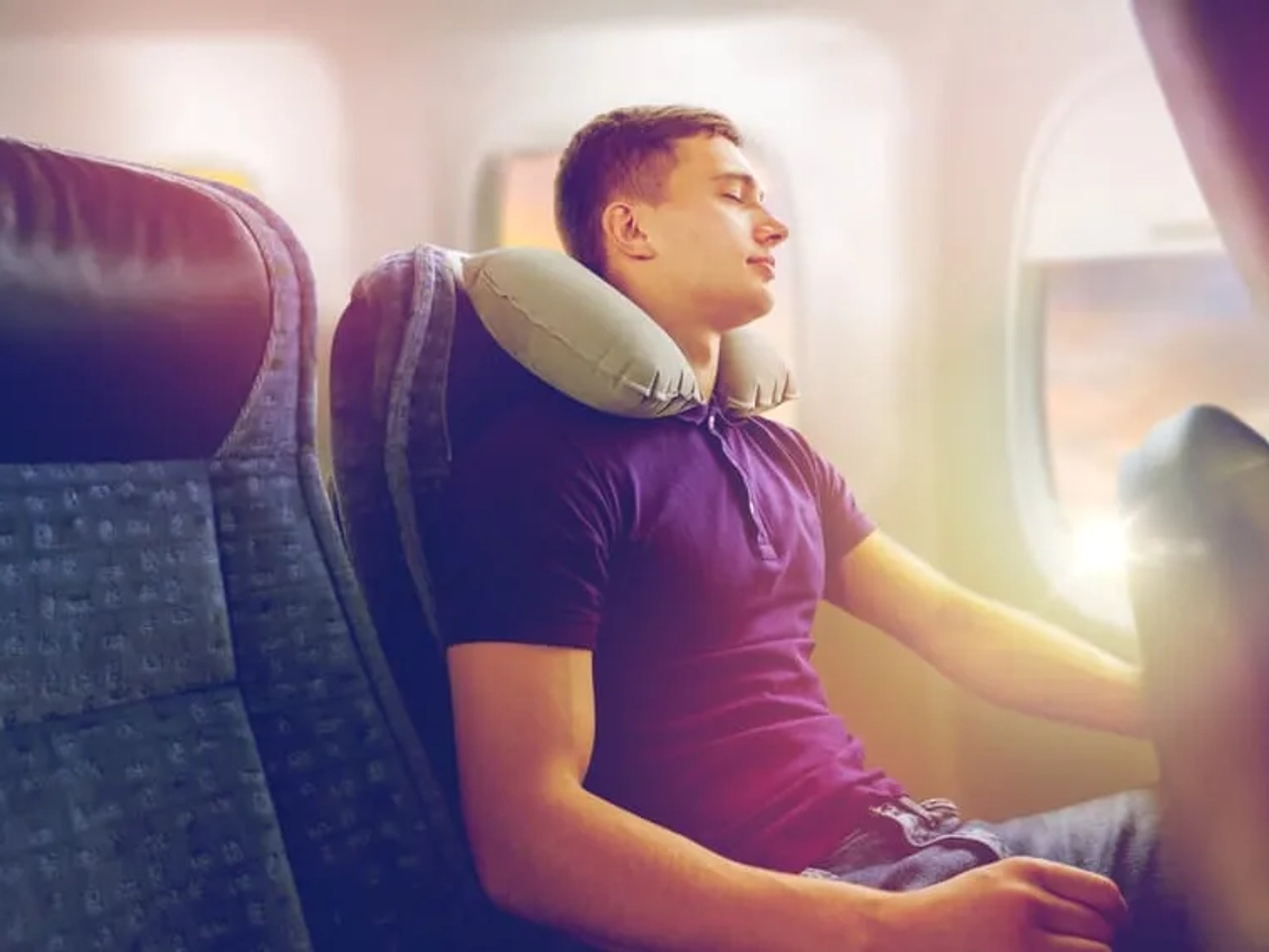 homem com almofada insuflavel num aviao