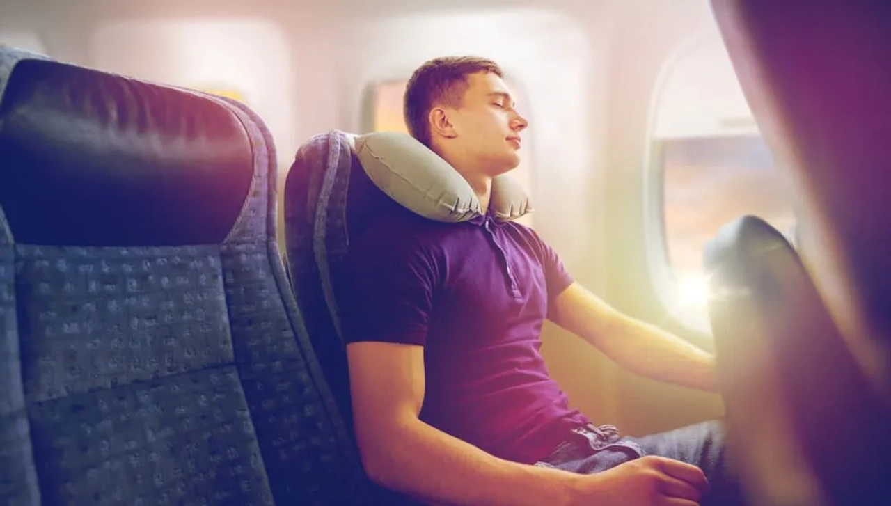 homem com almofada insuflavel num aviao