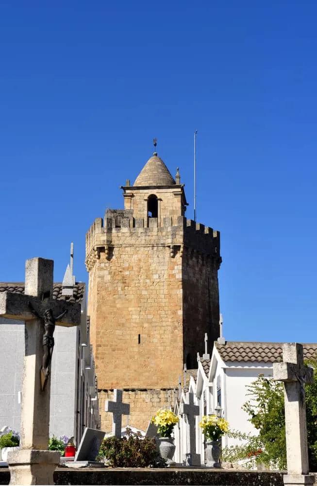 vista da torre do castelo desde o atual cemitério
