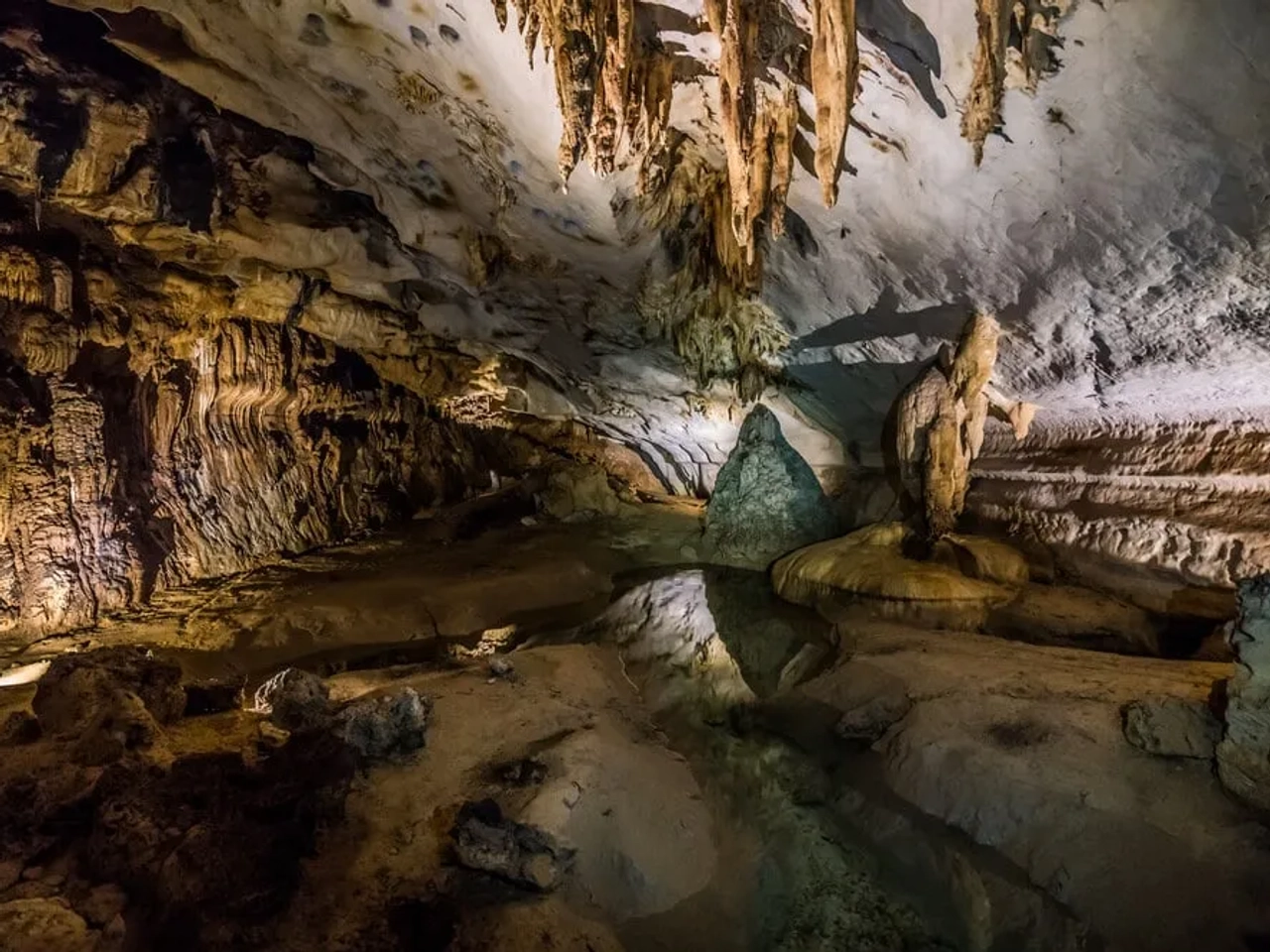 estalactites na gruta sarawak