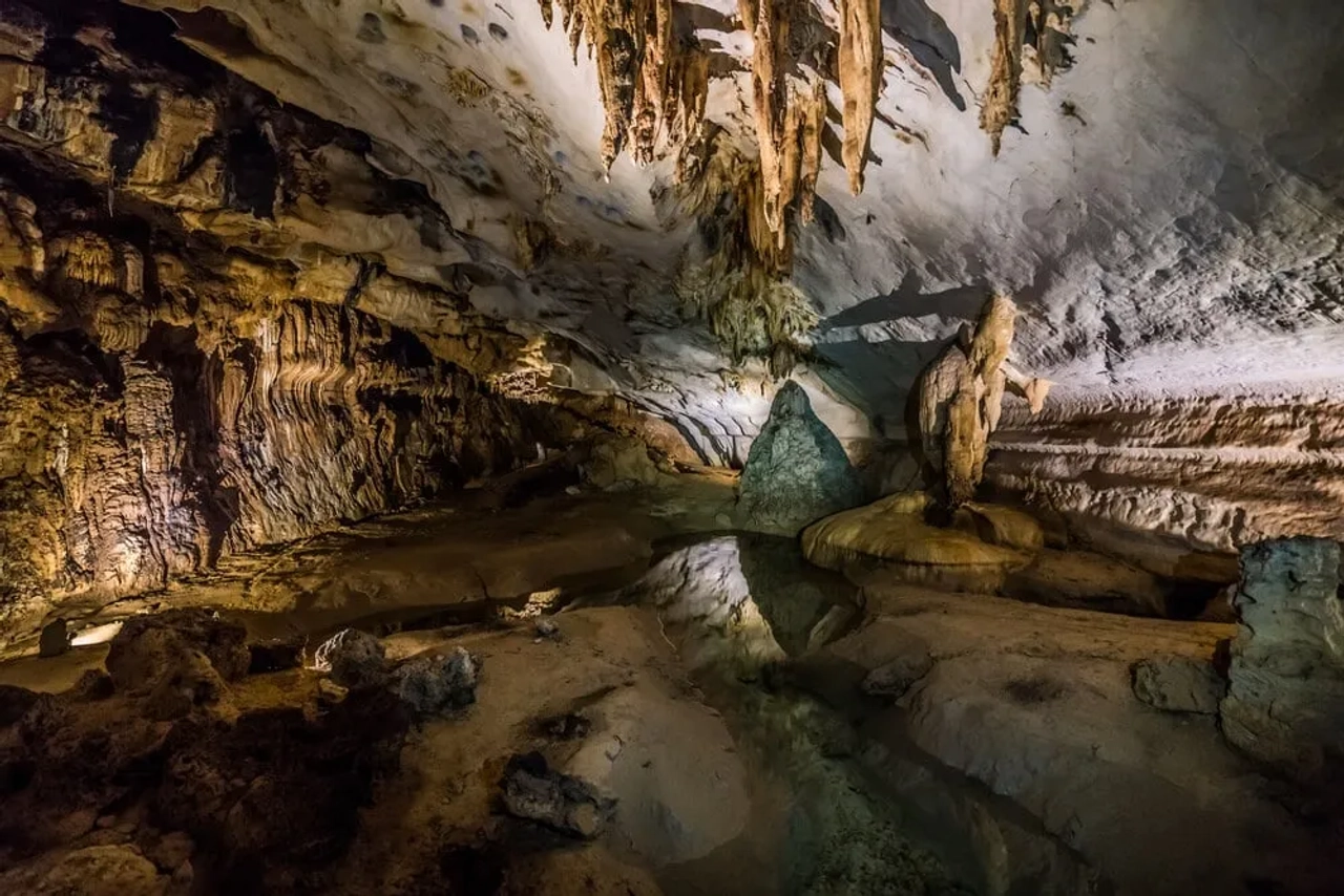 estalactites na gruta sarawak