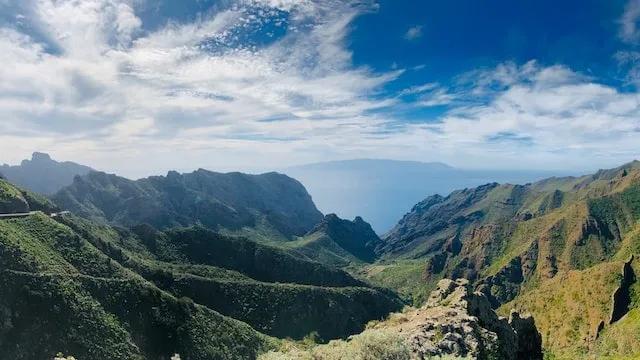 montanhas verdejantes em masca na ilha de tenerife - experiência que não podes perder